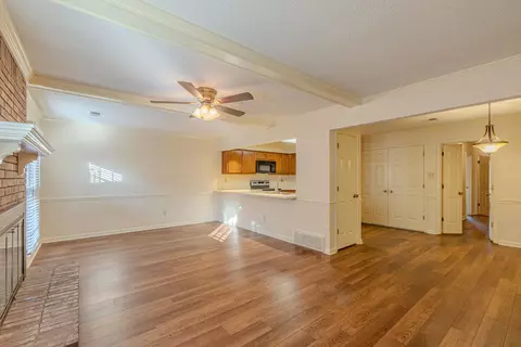 Living - 3290 Neil Dr, Bartlett, TN 38134 photo 2 of 4