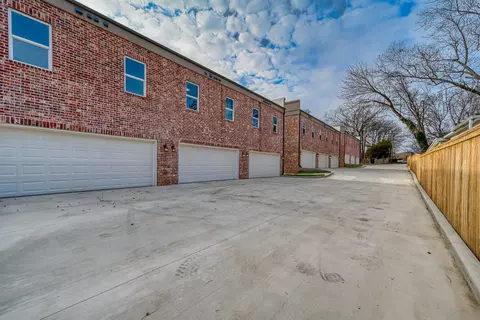 Exterior - 212 E Washington Ave, Covington, TN 38019 photo 4 of 5