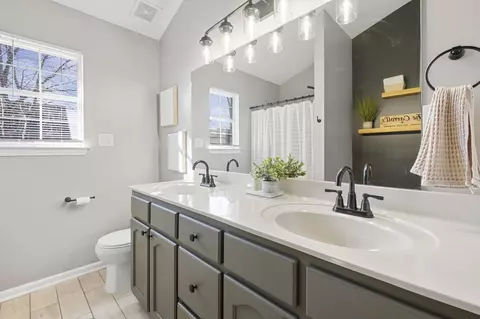 Bath - 6411 E Sandbourne Dr, Olive Branch, MS 38654 photo 1 of 2