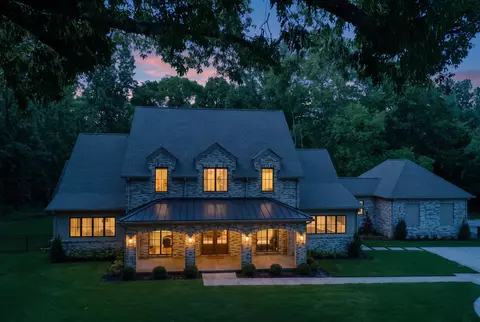 9713 Poplar Ave, Germantown, TN 38139