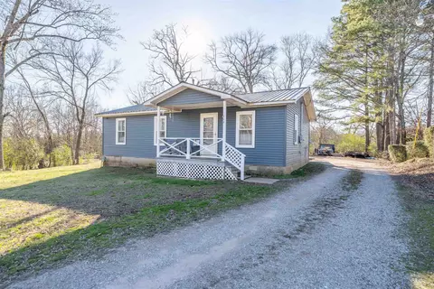 844 W Pine St, Selmer, TN 38375