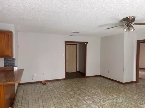 Living - 605 Junior Dr, Covington, TN 38019 photo 2 of 4