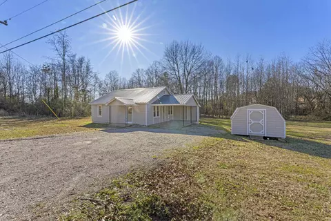 580 W Pine St, Selmer, TN 38375