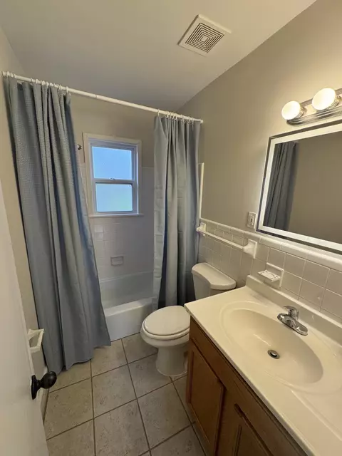 Bath - 2823 Elmore Park Rd, Bartlett, TN 38134 photo 2 of 3