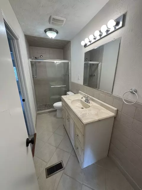 Bath - 2823 Elmore Park Rd, Bartlett, TN 38134 photo 1 of 3