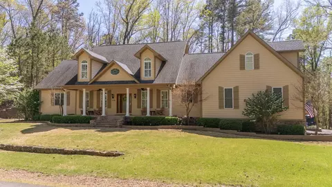 1240 Point Grand Dr, Savannah, TN 38372