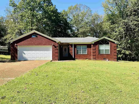 130 Glen Dr, Selmer, TN 38375