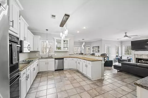Kitchen - 1804 Lisson Cv, Collierville, TN 38017 photo 3 of 3
