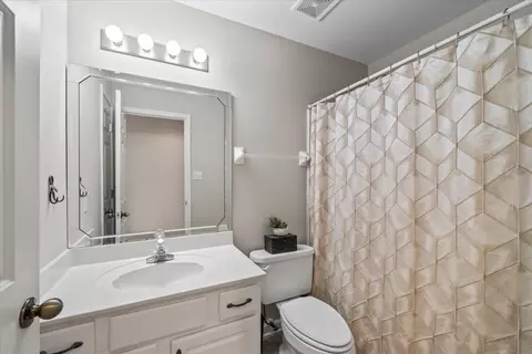Bath - 1804 Lisson Cv, Collierville, TN 38017 photo 3 of 4