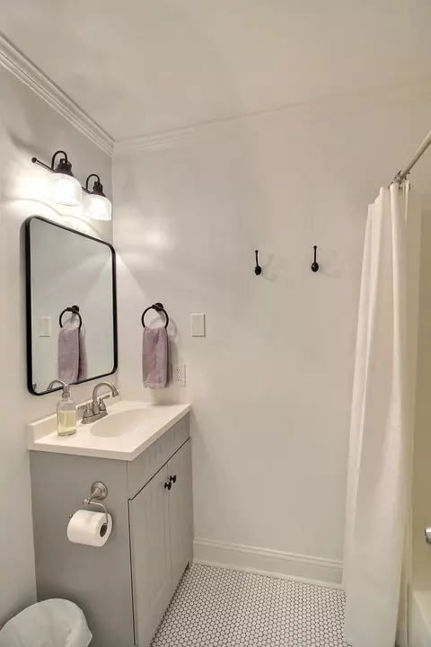 Bath - 997 River Currents Dr, Memphis, TN 38103 photo 1 of 4