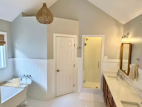 Bath - 997 River Currents Dr, Memphis, TN 38103 photo 3 of 4