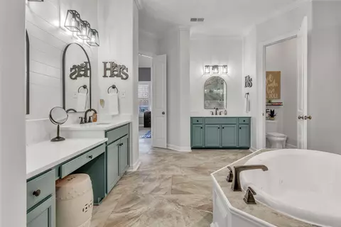 Bath - 1083 E Old Hearthstone Cir, Collierville, TN 38017 photo 4 of 7