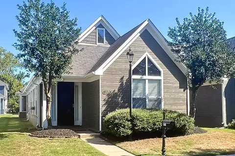 1360 Island Town Dr, Memphis, TN 38103