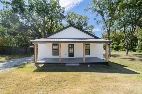 135 W Third St, Henderson, TN 38340