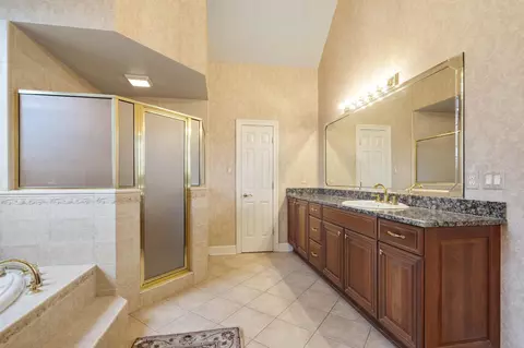 Bath - 1186 Lake Point Dr E, Collierville, TN 38017 photo 1 of 7