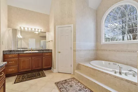 Bath - 1186 Lake Point Dr E, Collierville, TN 38017 photo 2 of 7