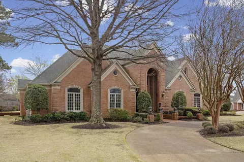 Exterior - 1186 Lake Point Dr E, Collierville, TN 38017 photo 2 of 8