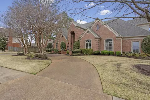 Exterior - 1186 Lake Point Dr E, Collierville, TN 38017 photo 5 of 8