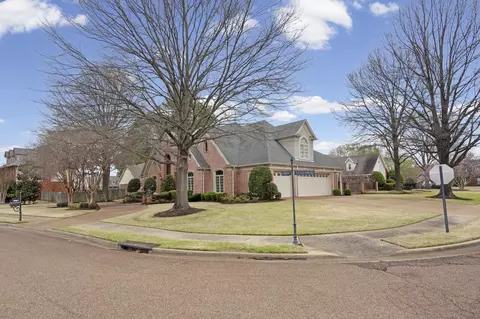 Exterior - 1186 Lake Point Dr E, Collierville, TN 38017 photo 3 of 8