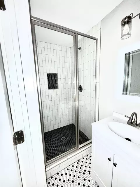 Bath - 2297 Jackson Ave, Memphis, TN 38112 photo 3 of 3