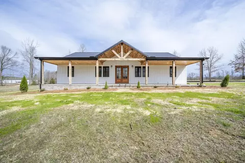 1030 Robbins Rd, Collinwood, TN 38450