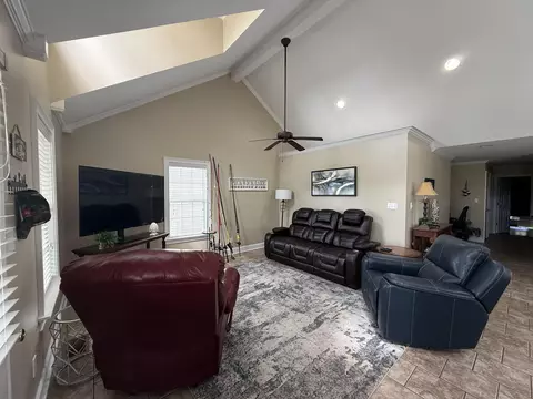 Living - 4 Laura Ln, Iuka, MS 38852 photo 1 of 2