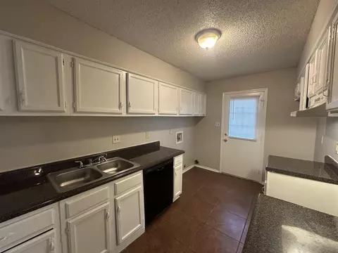 Kitchen - 2225 Eveningview Dr, Memphis, TN 38134 photo 1 of 1