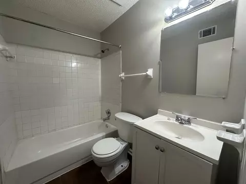 Bath - 2225 Eveningview Dr, Memphis, TN 38134 photo 2 of 2