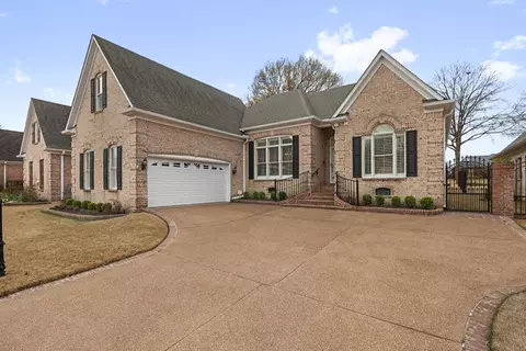 619 E Warwick Oaks Ln, Collierville, TN 38017