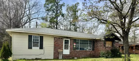774 Peach St, Selmer, TN 38375