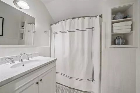 Bath - 117 E Goodwyn St, Memphis, TN 38111 photo 5 of 6