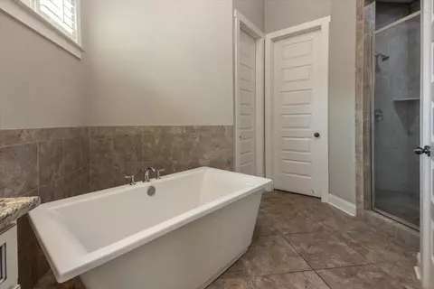 Bath - 608 Cypress Run Cv, Collierville, TN 38017 photo 2 of 4