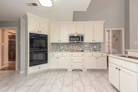 Kitchen - 1136 Sunriver Cv, Collierville, TN 38017 photo 3 of 4