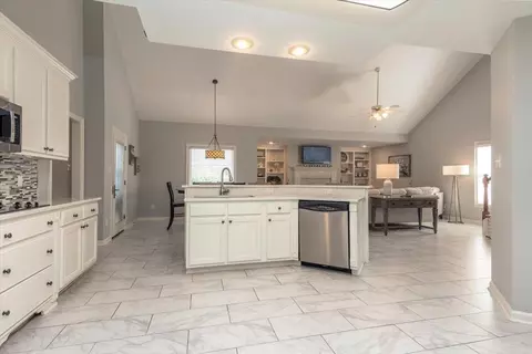 Kitchen - 1136 Sunriver Cv, Collierville, TN 38017 photo 2 of 4