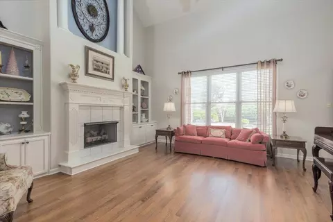 Living - 1136 Sunriver Cv, Collierville, TN 38017 photo 2 of 4