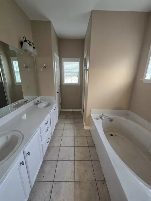 Bath - 5186 Guffin Road Rd, Bartlett, TN 38135 photo 1 of 2