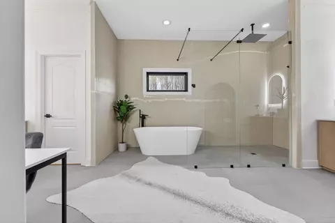 Bath - 9376 Forest Wind Cv, Collierville, TN 38017 photo 1 of 7