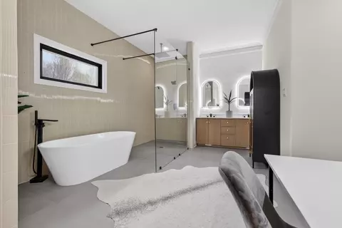 Bath - 9376 Forest Wind Cv, Collierville, TN 38017 photo 3 of 7
