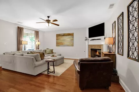Living - 6902 Bishops Knoll Cv, Bartlett, TN 38135 photo 2 of 3