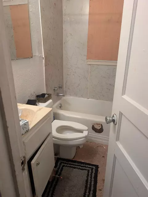 Bath - 18 E Mitchell Rd, Memphis, TN 38109 photo 2 of 2