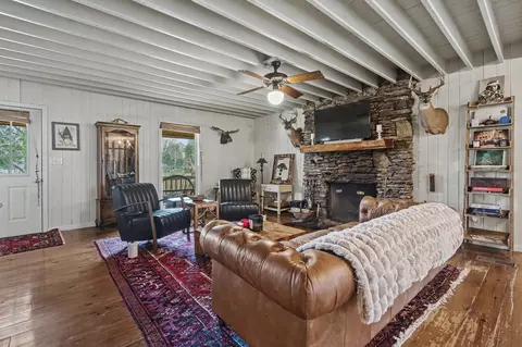 Living - 392 Sycamore Rd, Coldwater, MS 38618 photo 2 of 3