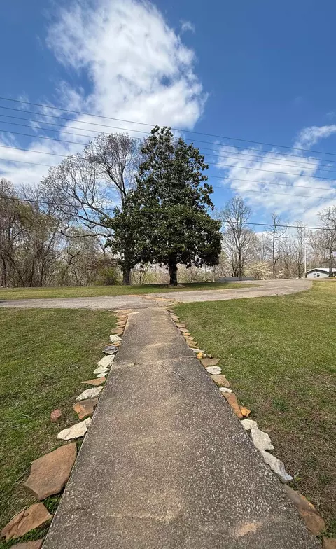 471 Hillcrest St, Selmer, TN 38375