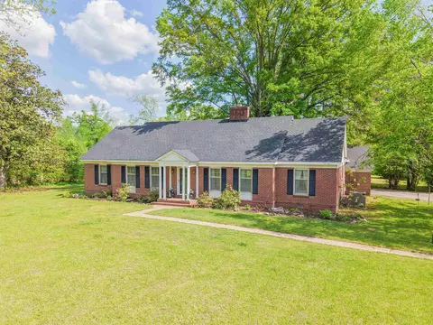 979 E Poplar Ave, Selmer, TN 38375