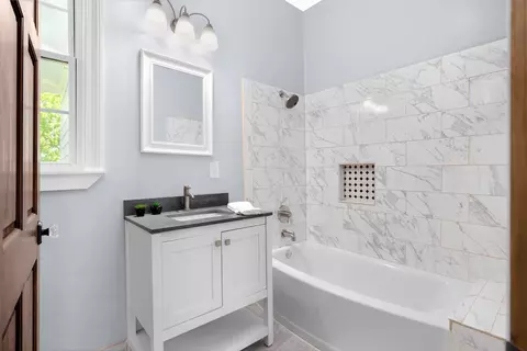 Bath - 404 Liberty Ave E, Covington, TN 38019 photo 5 of 6