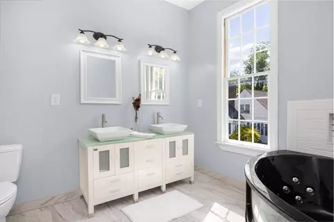Bath - 404 Liberty Ave E, Covington, TN 38019 photo 3 of 6