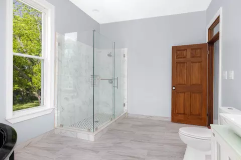 Bath - 404 Liberty Ave E, Covington, TN 38019 photo 4 of 6