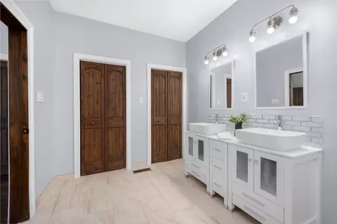 Bath - 404 Liberty Ave E, Covington, TN 38019 photo 2 of 6