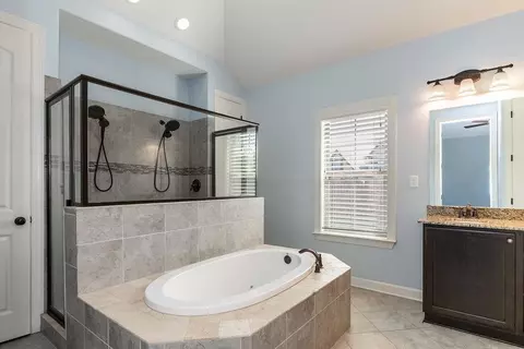 Bath - 7116 Grassland Cv, Arlington, TN 38002 photo 2 of 4