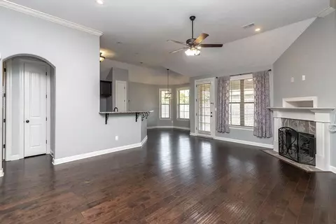 Living - 7116 Grassland Cv, Arlington, TN 38002 photo 3 of 4