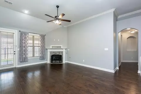 Living - 7116 Grassland Cv, Arlington, TN 38002 photo 2 of 4